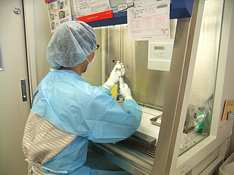 抗がん剤注射薬の調製風景